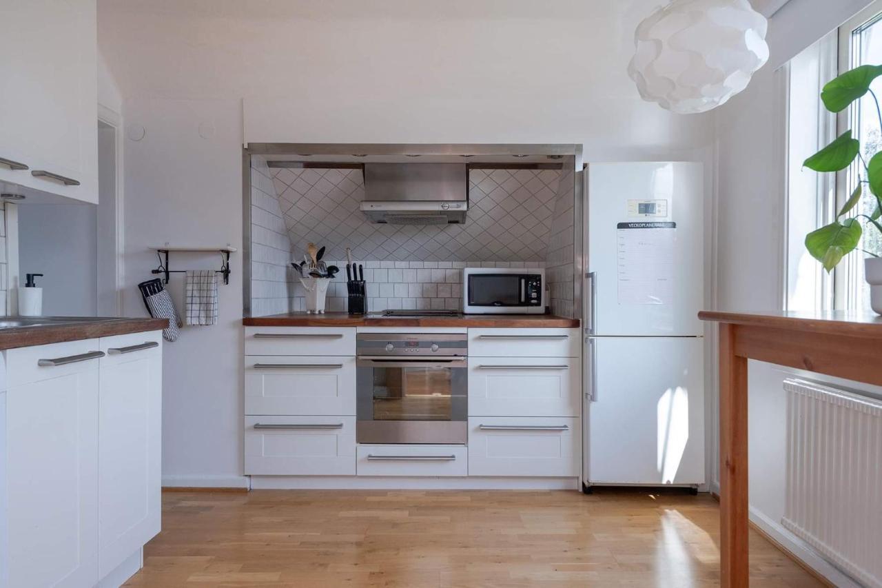 White & Bright Room In A Shared Apartment Gotemburgo Exterior foto
