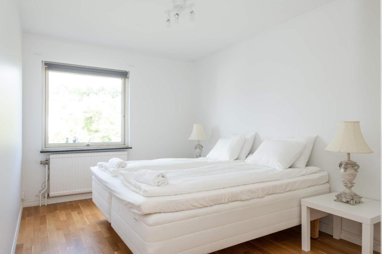White & Bright Room In A Shared Apartment Gotemburgo Exterior foto